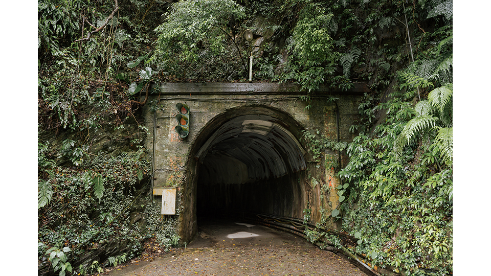 早期進入廠區所需通過的隧道與行易橋。